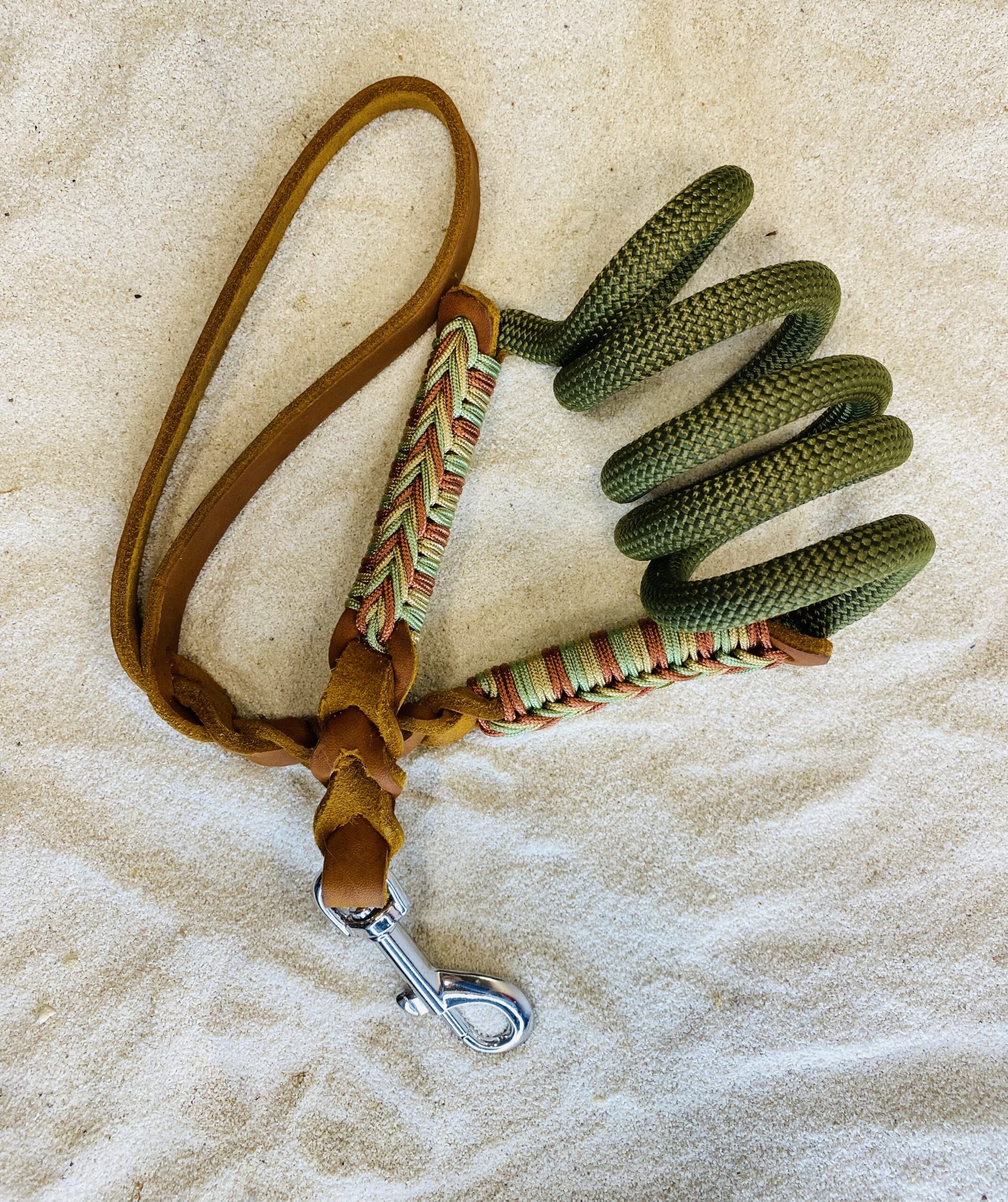 Set completi<br />
Collari in Paracord e pelle artigianali completi di guinzaglio per cani